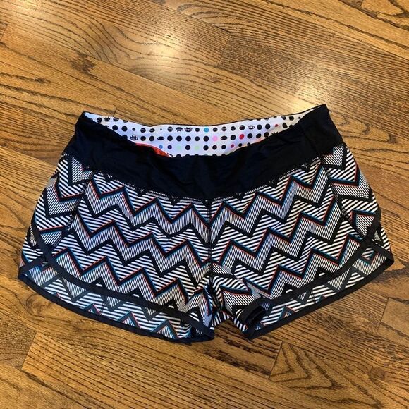 LULULEMON Rare Sea Wheeze Chevron Shorts Black 8